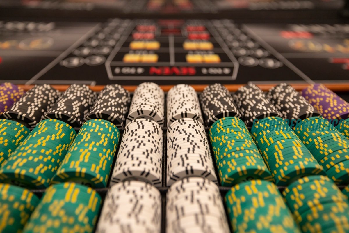 Plataformas principales para reseñas de Casinos a close up of many different colored poker chips Plataformas principales para reseñas de Casinos