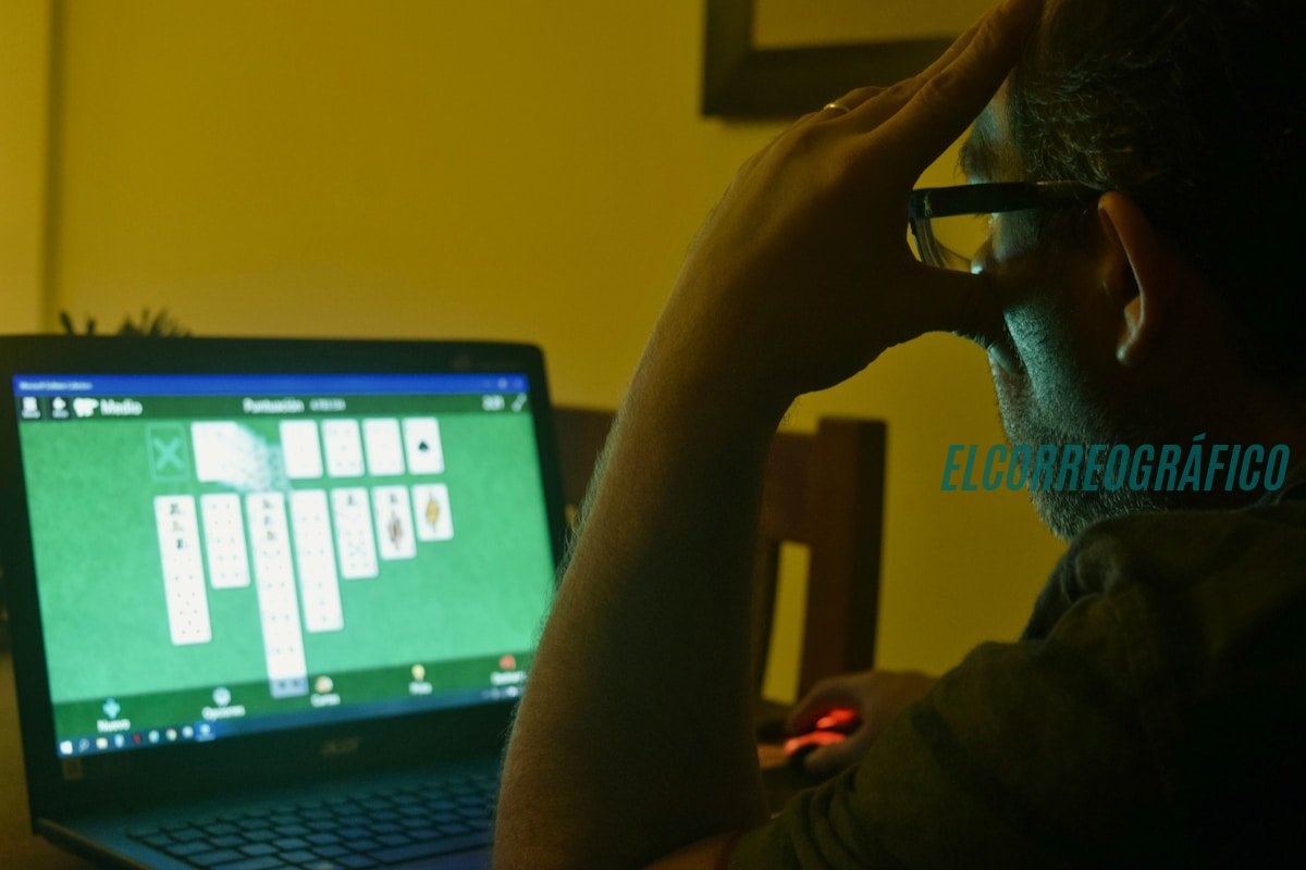 Las fuentes más fiables para las clasificaciones de casinos en línea un hombre sentado frente a una computadora portátil Las fuentes más fiables para las clasificaciones de casinos en línea