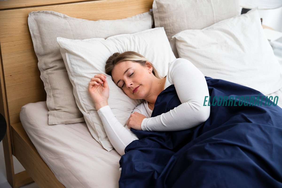 Guía experta: Cómo elegir el colchón perfecto en 2026 y mejorar tu salud a woman sleeping on a bed with a blue blanket Guía Experta: Cómo Elegir el Colchón Perfecto en 2026 y Mejorar Tu Salud