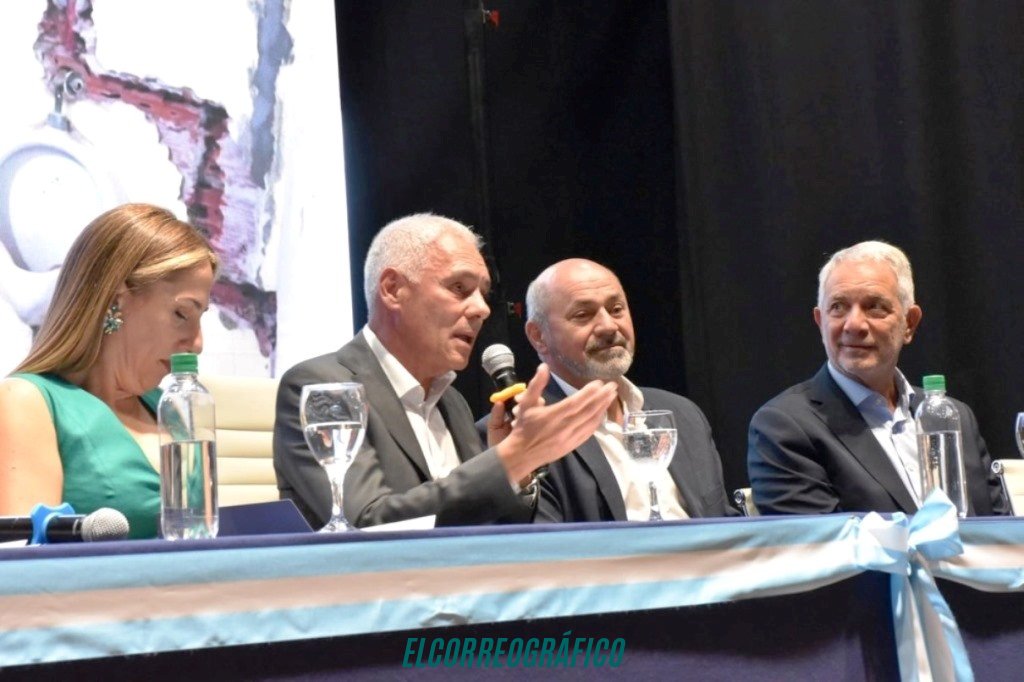 Un visionario Cagliardi inaugura las sesiones del HCD de Berisso con promesas de transformación, mientras la oposición denuncia 6 años de obras paralizadas Cagliardi inaugura las sesiones del HCD de Berisso con promesas de transformación, mientras la oposición denuncia 6 años de obras paralizadas 02