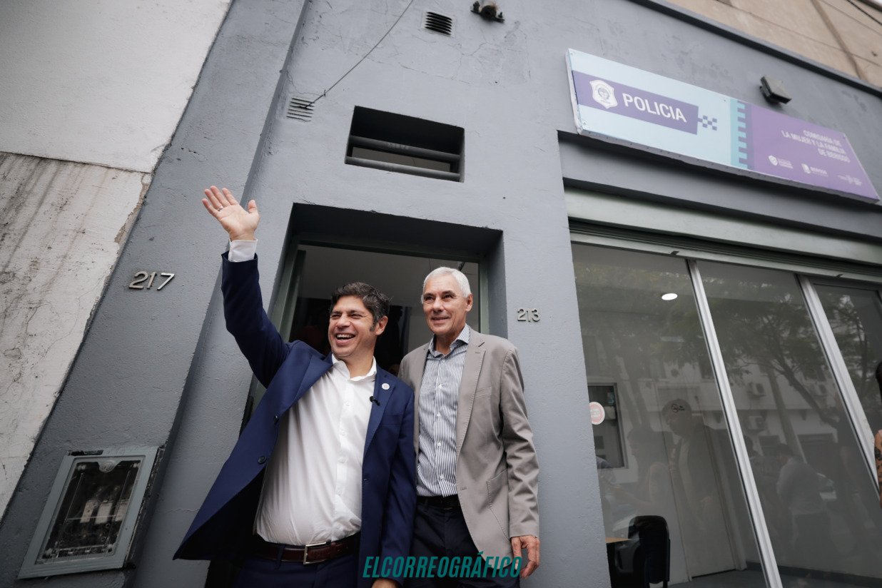 El show electoral de Kicillof y Cagliardi. losa de hormigón de un playón y la oficina de Licencia reciclada en Comisaría de la Mujer 04