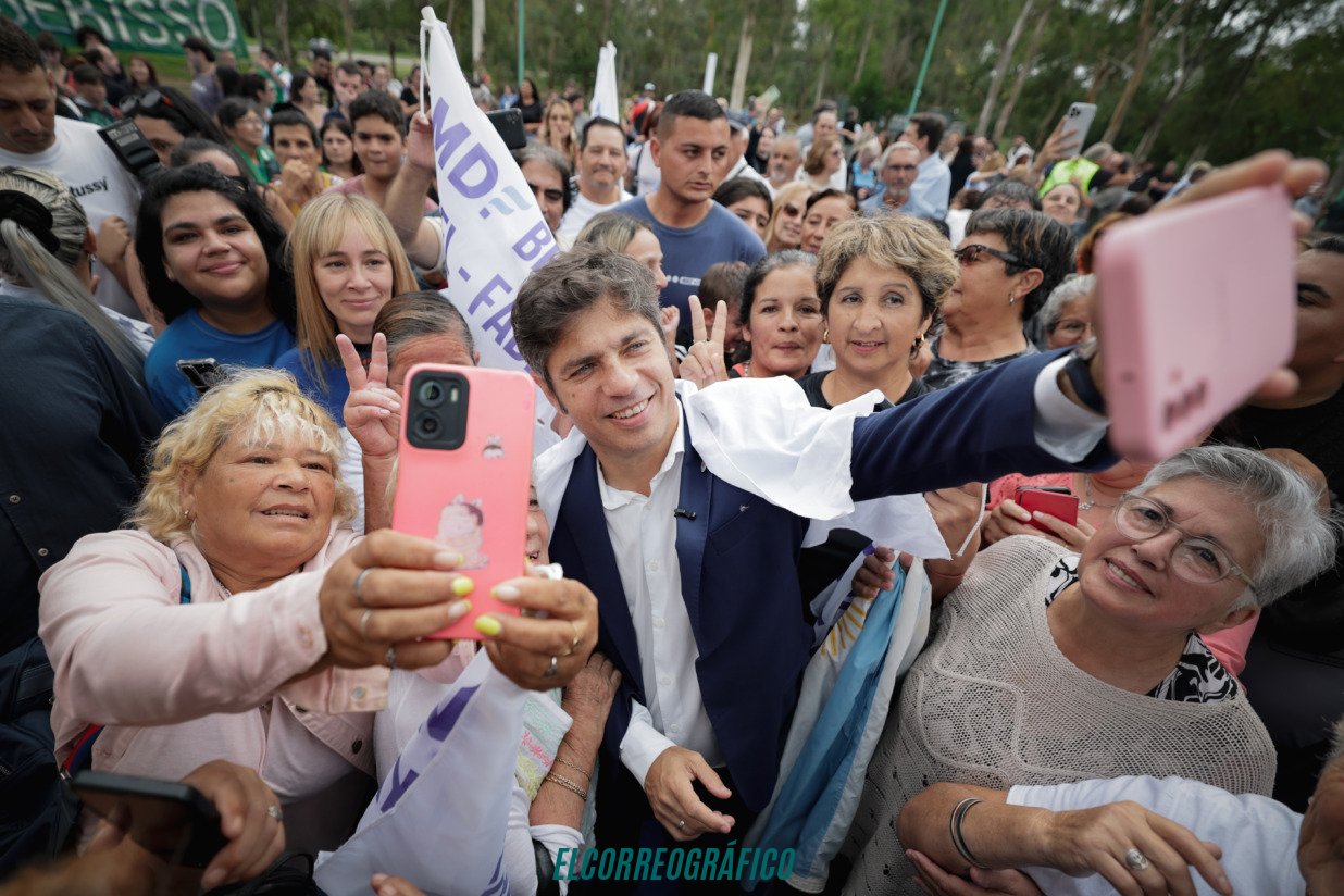 El show electoral de Kicillof y Cagliardi. losa de hormigón de un playón y la oficina de Licencia reciclada en Comisaría de la Mujer 07