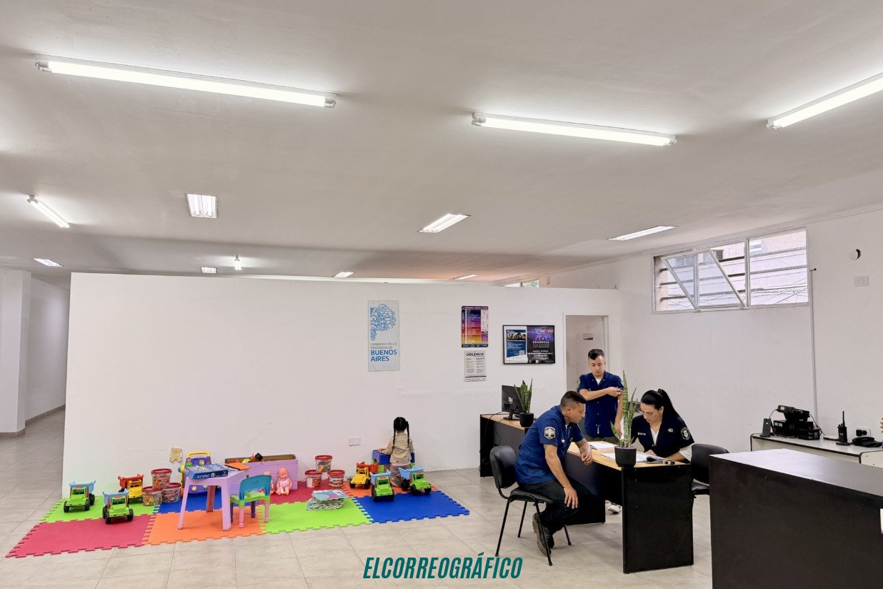 El show electoral de Kicillof y Cagliardi. losa de hormigón de un playón y la oficina de Licencia reciclada en Comisaría de la Mujer 08