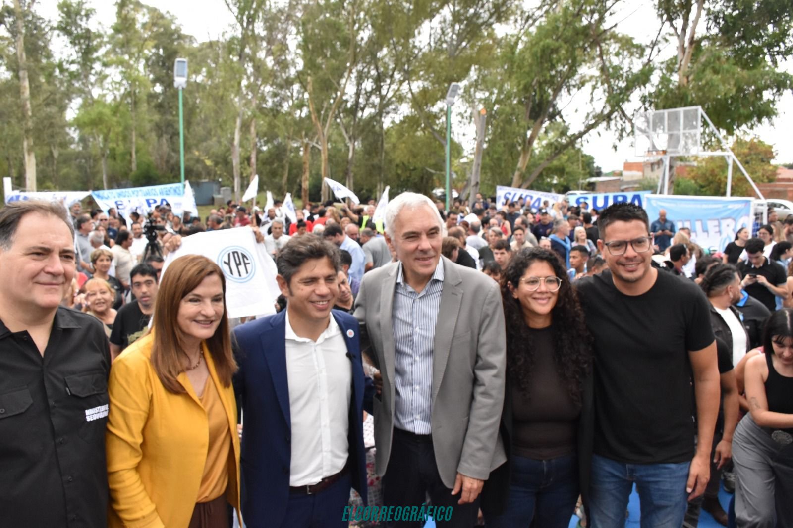 El show electoral de Kicillof y Cagliardi. losa de hormigón de un playón y la oficina de Licencia reciclada en Comisaría de la Mujer 20