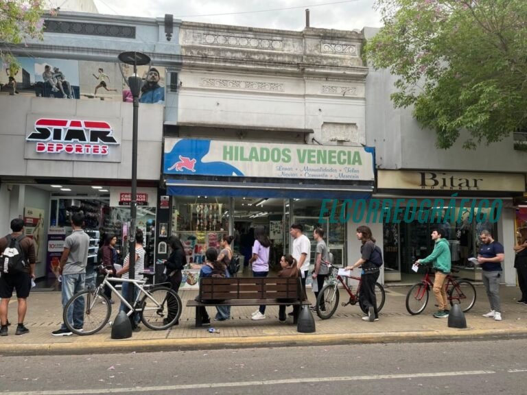 Trabajadores en una fila de búsqueda de empleo en La Plata — desempleo Berisso 2026 Desempleo Berisso, 37.000 sin trabajo, pero la región revierte la caída libre en 2026 4