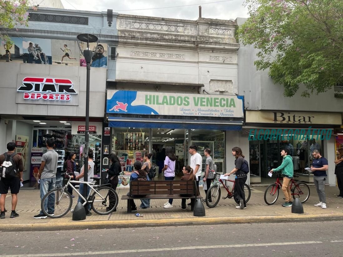 Desempleo Berisso terrorífico: 37.000 sin trabajo, pero la región revierte la caída libre en 2026 Trabajadores en una fila de búsqueda de empleo en La Plata — desempleo Berisso 2026 Desempleo Berisso, 37.000 sin trabajo, pero la región revierte la caída libre en 2026 4