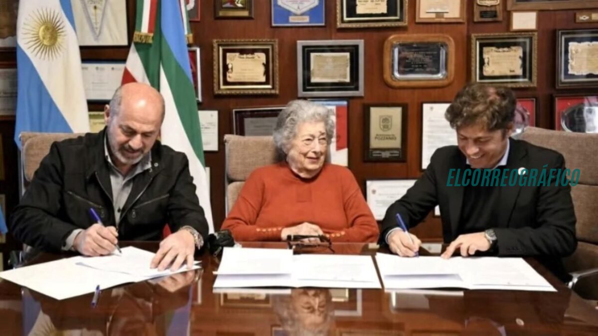 Obra pública Ensenada: el Tribunal de Cuentas dejó al hábil Secco y 5 funcionarios bajo reserva de responsabilidad en licitación de $1.787 millones Obra pública Ensenada Archivo Madres: Mario Secco junto a Hebe de Bonafini y Axel Kicillof en la firma del convenio de construcción del Edificio Sede del Archivo Madres de Plaza de Mayo en Ensenada, obra adjudicada a Riorca SA por $1.787 millones y observada por el Tribunal de Cuentas bonaerense. Obra pública Ensenada el Tribunal de Cuentas dejó a Secco y 5 funcionarios bajo reserva de responsabilidad en licitación de $1.787 millones 1