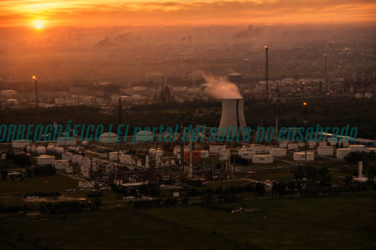 Fotografía panorámica del polo petroquímico de Ensenada-Berisso al amanecer, con neblina industrial sobre el horizonte. Calidad del aire en el polo petroquímico de Ensenada-Berisso Calidad del aire, Urgente pedido de informes revela 10 años de vacío sanitario 9