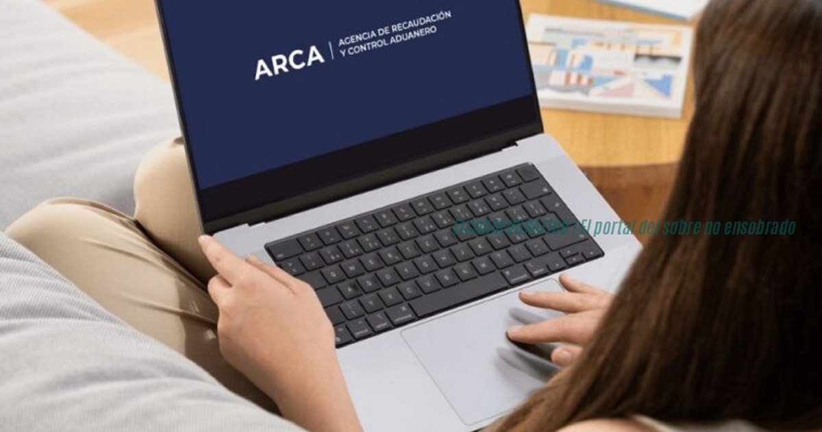 Monotributo agosto 2026: qué cambia y por qué golpea a Berisso Persona revisando en una computadora la página de ARCA para hacer la recategorización del Monotributo agosto 2026, con planilla de facturación sobre el escritorio. Monotributo agosto 2026, qué cambia y por qué golpea a Berisso 6