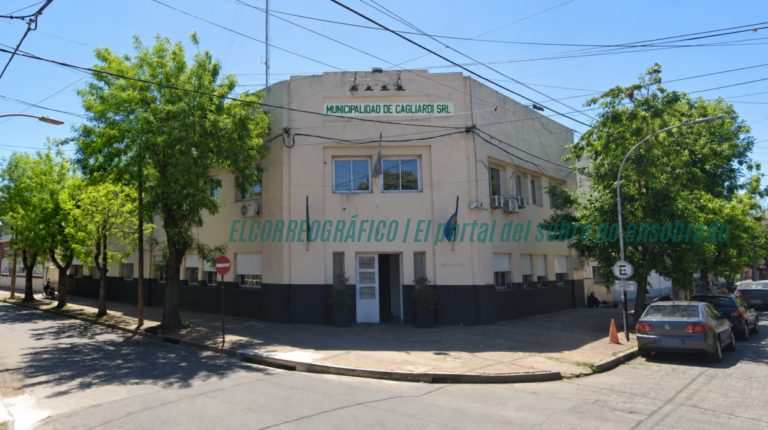 Palacio Municipal de Berisso con la fachada institucional visible, en horario diurno con cartel que nombra "Municipalidad de Cagliardi SRL" Reelección de intendentes en Berisso, Cagliardi enfrenta el límite de la Ley 14.836 a un año de las urnas 2
