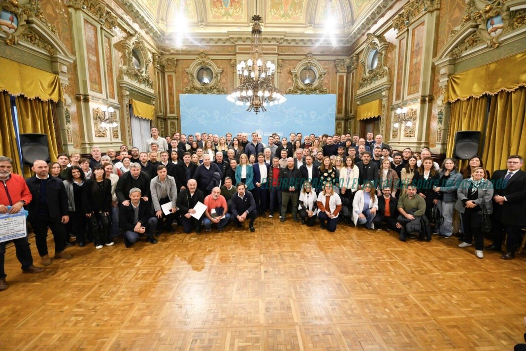 Reelección de intendentes: en Berisso Cagliardi enfrenta el límite de la Ley 14.836 a un año de las urnas Reelección de intendentes en Berisso, Cagliardi enfrenta el límite de la Ley 14.836 a un año de las urnas 3