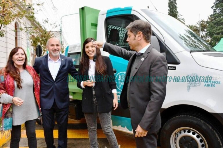 Camión Reciclaje Ensenada, Mario Secco lo utiliza para pegar cartelería de MDF de Kicillof 1