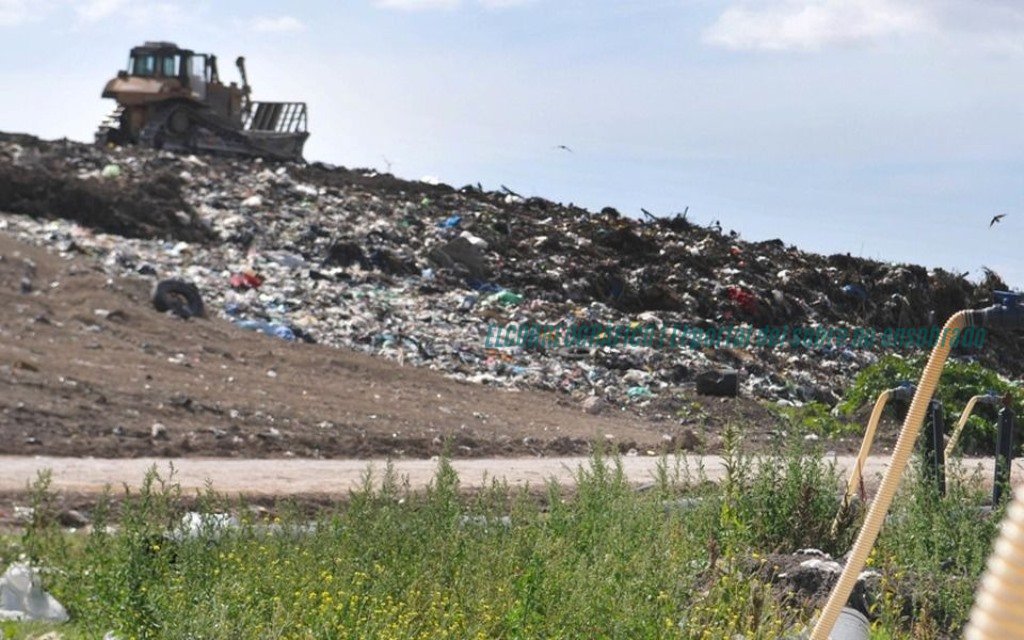Camión Reciclaje Ensenada, Mario Secco lo utiliza para pegar cartelería de MDF de Kicillof 13
