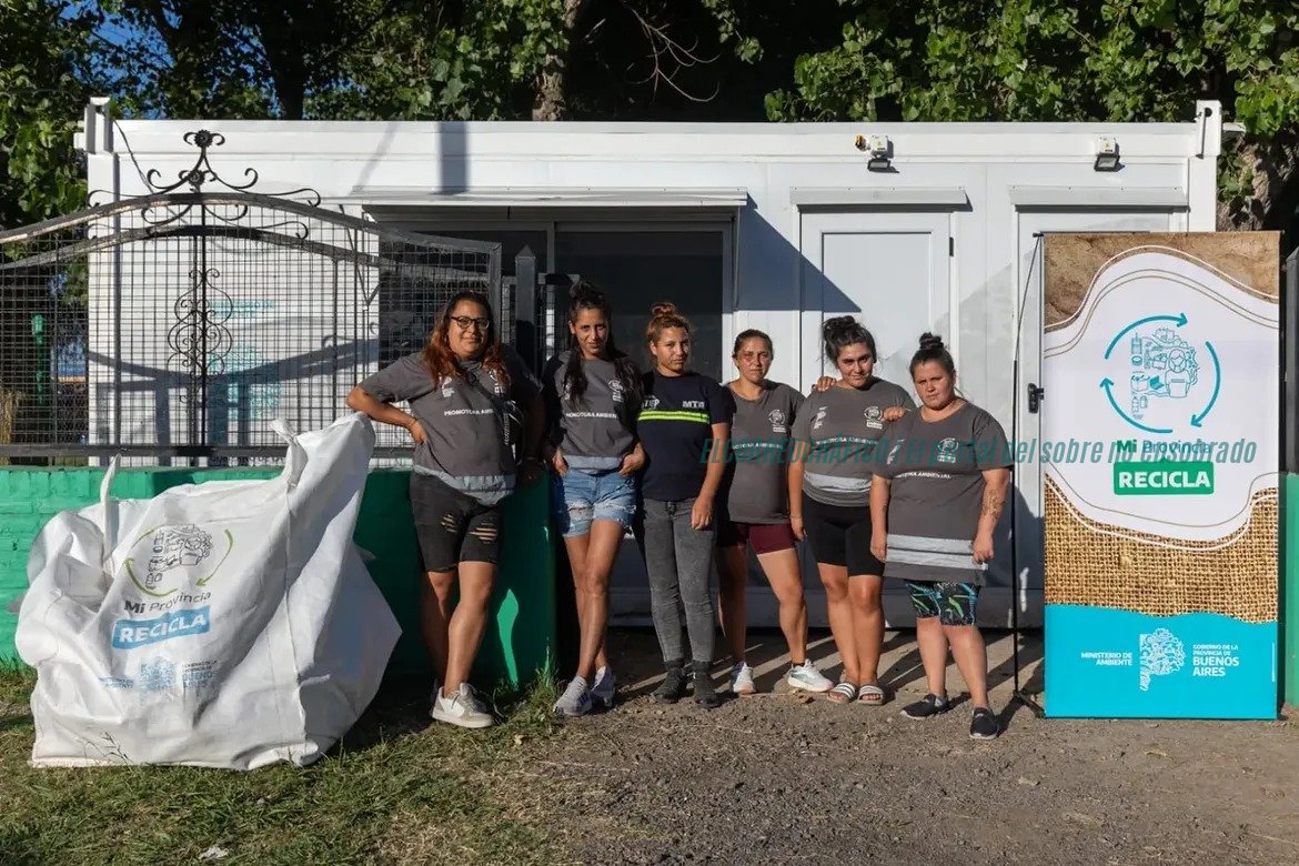Camión Reciclaje Ensenada, Mario Secco lo utiliza para pegar cartelería de MDF de Kicillof 142