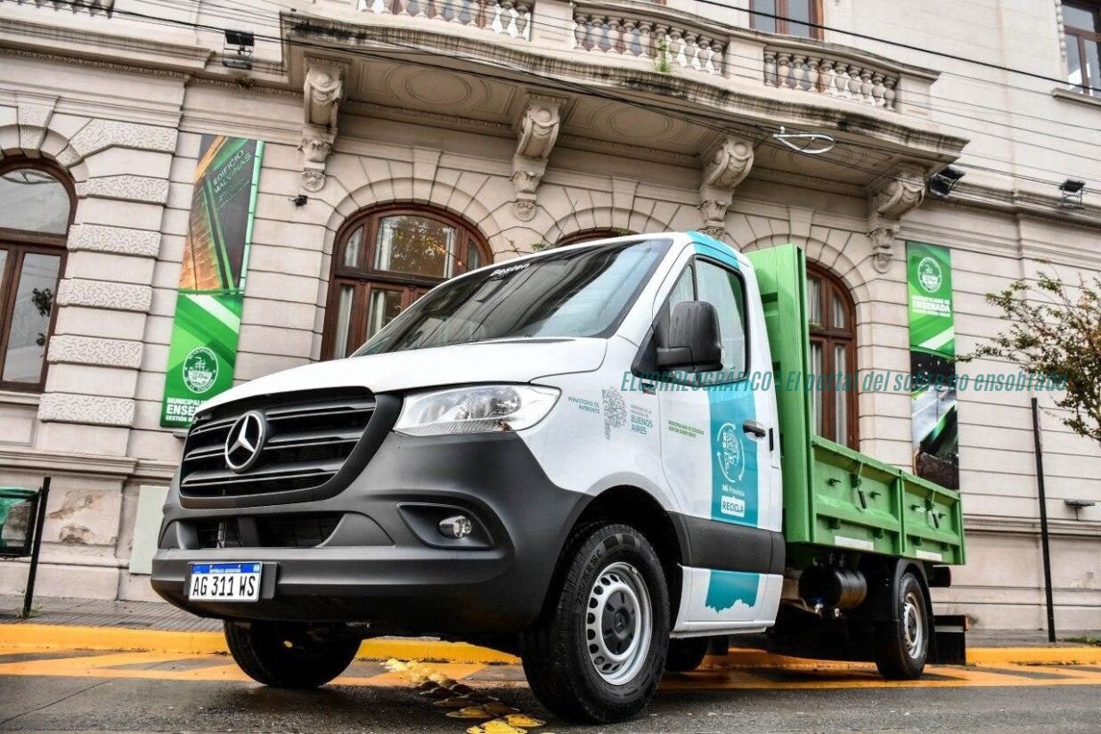 Camión Reciclaje Ensenada, Mario Secco lo utiliza para pegar cartelería de MDF de Kicillof 2