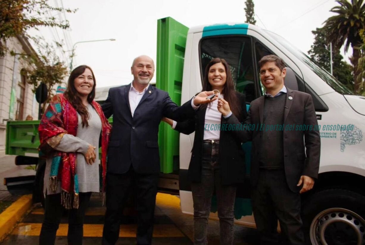 Camión Reciclaje Ensenada, Mario Secco lo utiliza para pegar cartelería de MDF de Kicillof 3
