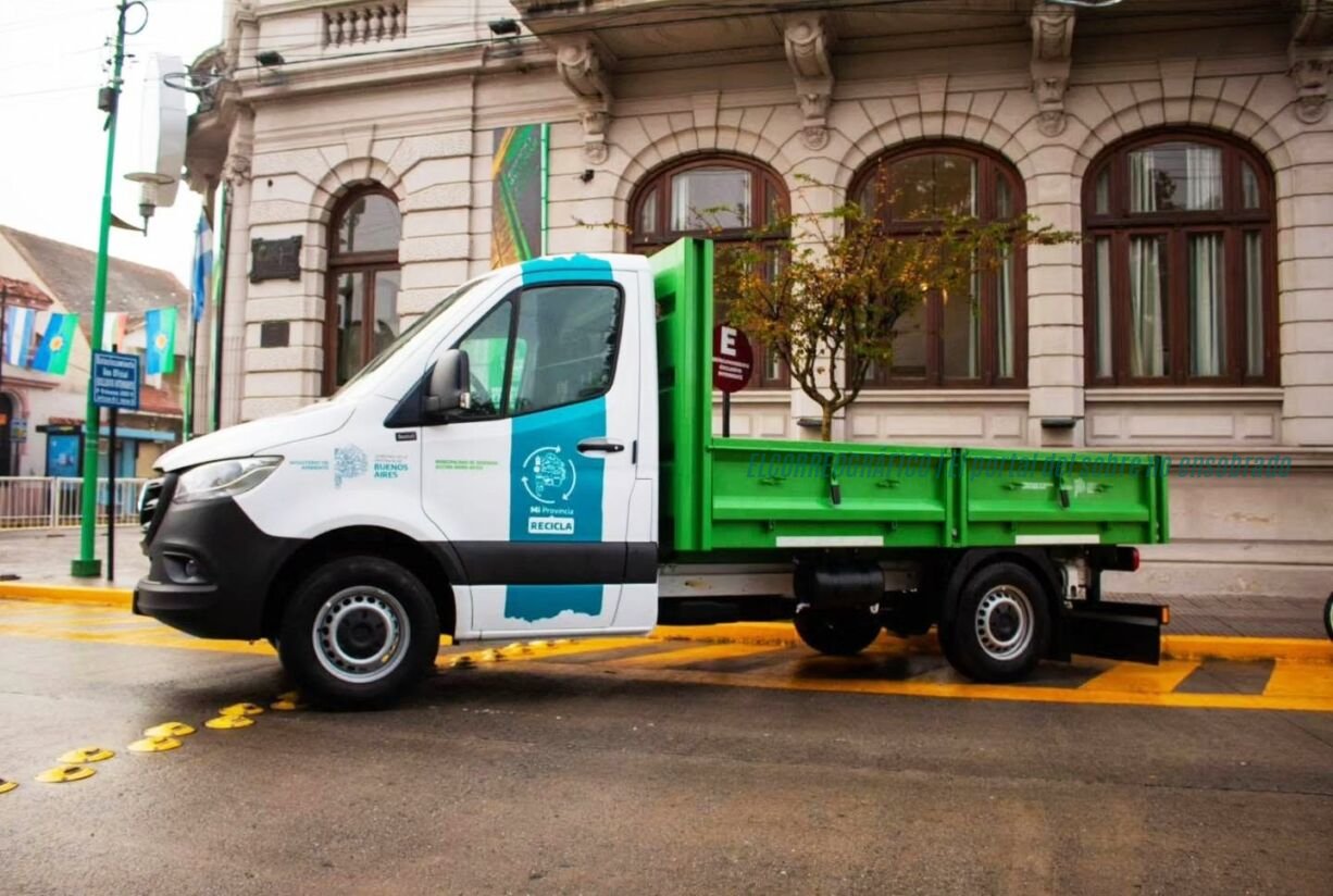 Camión Reciclaje Ensenada, Mario Secco lo utiliza para pegar cartelería de MDF de Kicillof 4