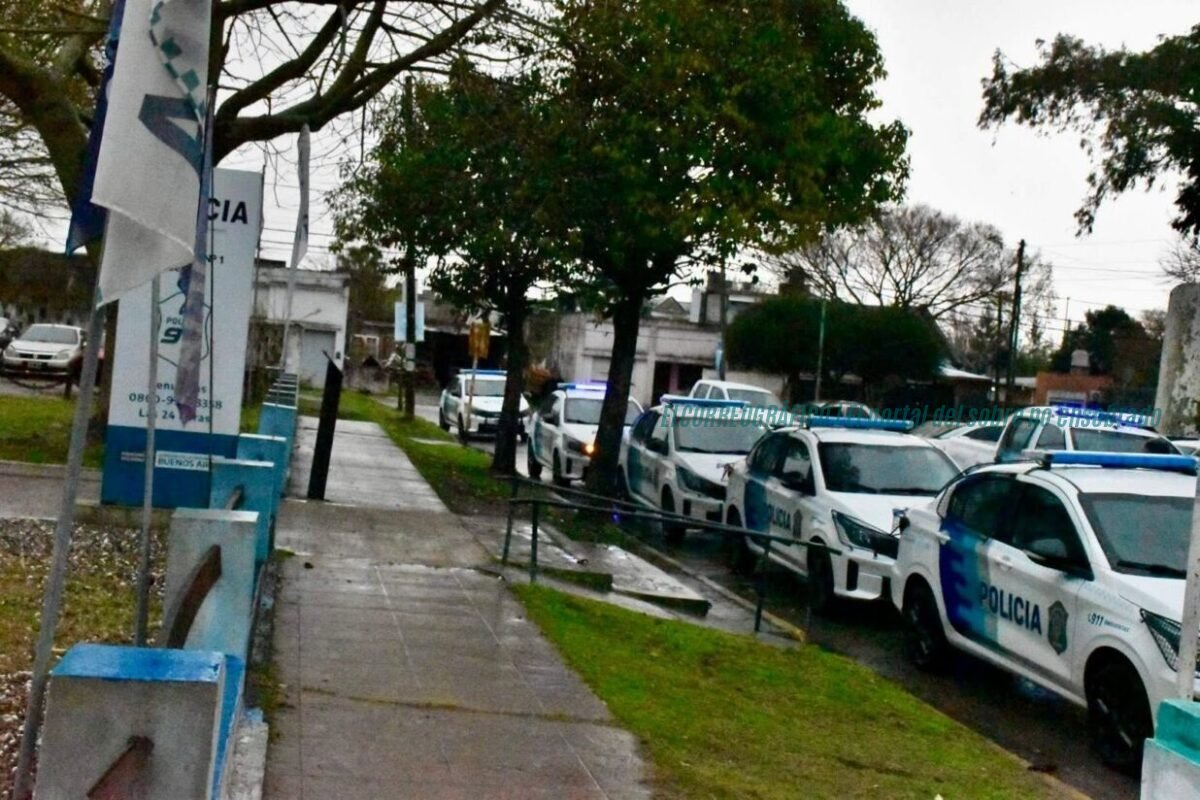 Fotografía institucional de un patrullero de la Policía bonaerense estacionado frente a una dependencia policial de Berisso, con el logo de la fuerza visible. Comando de Patrulla de Berisso, nuevo mando policial Comando de Patrulla de Berisso, una mujer asume el mando por primera vez