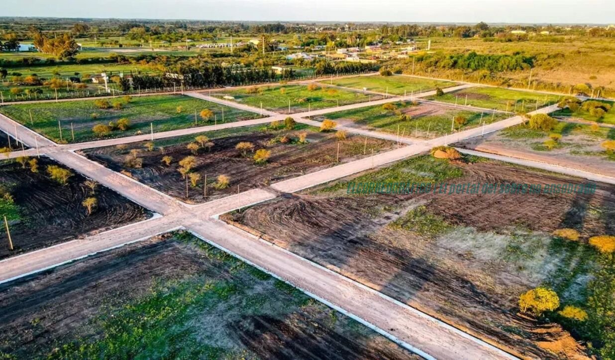 Loteos ilegales en La Plata: Julio Garro imputado por USD 1.500 millones Fotografía aérea de un loteo irregular en construcción en las afueras de La Plata, mostrando terrenos sin infraestructura de servicios. loteos ilegales en La Plata megacausa Julio Garro