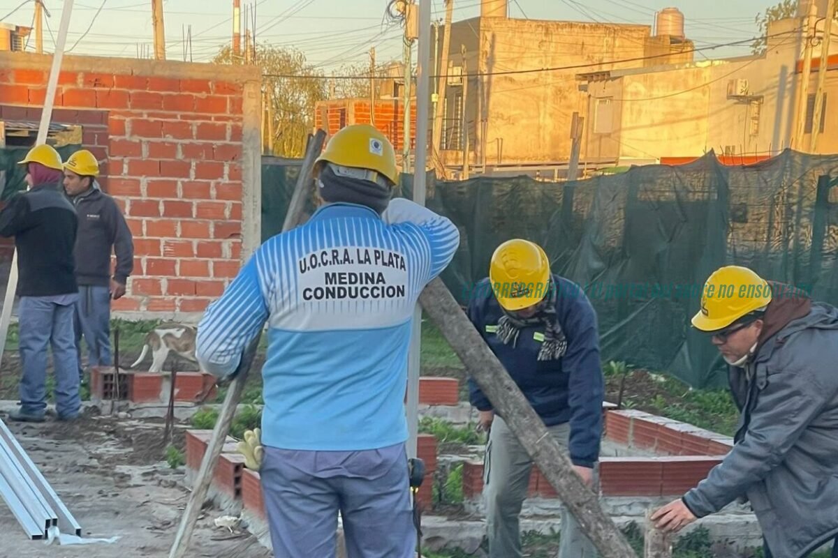Fotografía de las viviendas en construcción del Plan Domus Berisso, mostrando a obreros afines al Braian Medina de la facción UOCRA La Plata estructuras inconclusas en el predio de calles 23 y 161. Plan Domus Berisso, la UOCRA del clan Medina se impuso a EMAC SA en la obra de las 28 viviendas 12