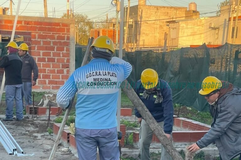 Fotografía de las viviendas en construcción del Plan Domus Berisso, mostrando a obreros afines al Braian Medina de la facción UOCRA La Plata estructuras inconclusas en el predio de calles 23 y 161. Plan Domus Berisso, la UOCRA del clan Medina se impuso a EMAC SA en la obra de las 28 viviendas 12