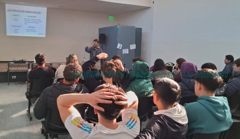 Talleres de empleabilidad en Berisso y Ensenada, Oxbow capacitó a 50 estudiantes técnicos 2 Talleres de empleabilidad en Berisso, alumnos técnicos y voluntarios de Oxbow Argentina. Fotografía de estudiantes de una escuela técnica de Berisso participando de un taller de empleabilidad, sentados en aulas con carpetas y notebooks, junto a voluntarios de Oxbow Argentina explicando técnicas de entrevista laboral. 