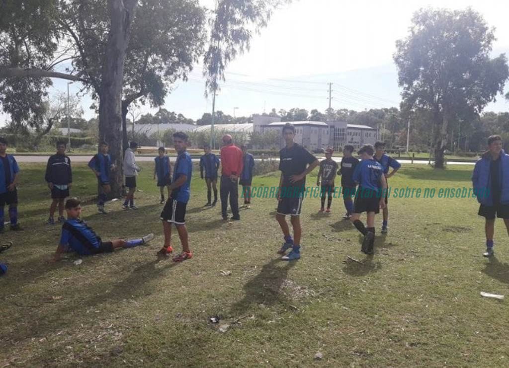 Club La Ribera, urgente pedido de un terreno propio tras más de 10 años para 140 deportistas 17
jugadores y jugadoras del club entrenando en el predio del Colegio Industrial de Berisso, o una foto grupal con la camiseta institucional. Club La Ribera de Berisso: jugadores y jugadoras entrenan mientras reclaman un terreno propio